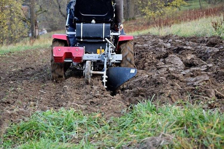 Ciągnik ogrodniczy z pługiem do orki Dakr Panter FD-5