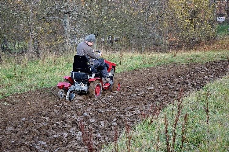 Ciągnik ogrodniczy z pługiem do orki Dakr Panter FD-5